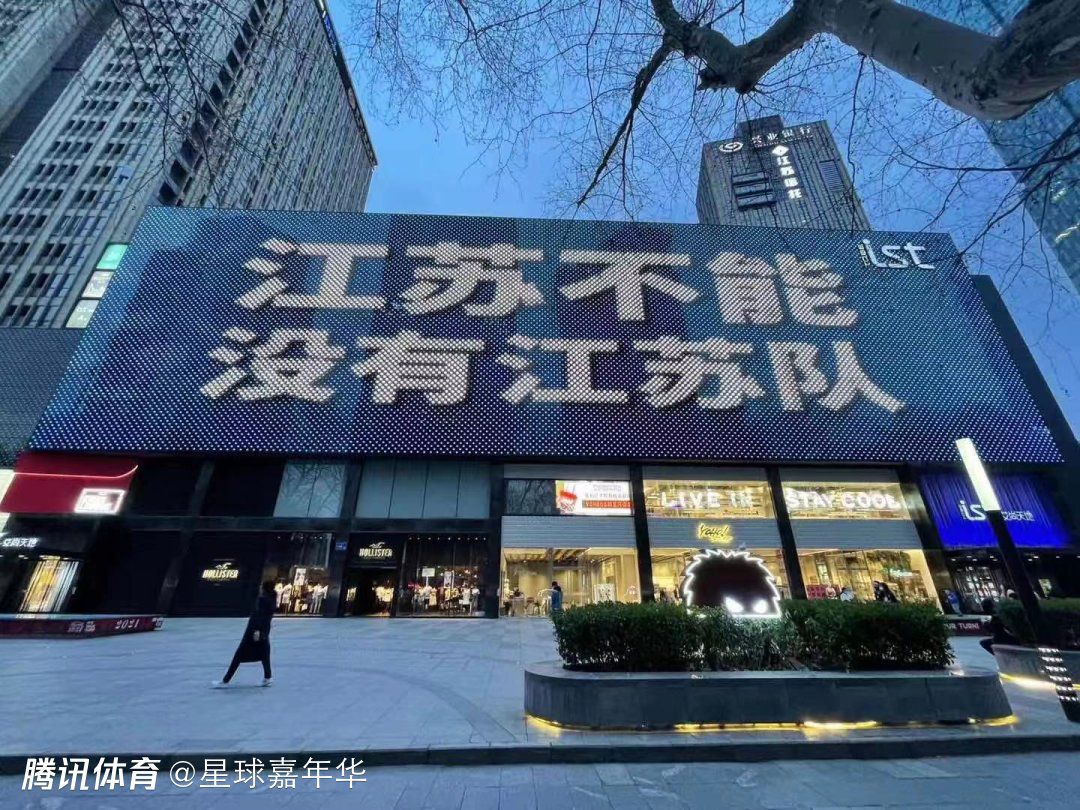 作为创造日不落酒店最长不歇业记录的第五任店长，石月早已将酒店的工作与自己的生活融为一体，他生命中所有的严谨和无趣，在妻子的喜怒哀乐面前完全不值一提